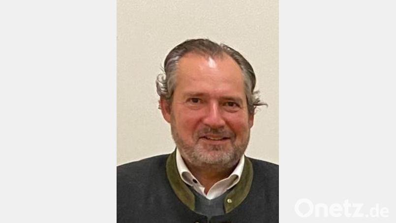 Die frühere SPD-Fraktionsvorsitzende Evi Thanheiser legte ihr Stadtratsmandat nieder. Bürgermeister Frank Zeitler (links) und ihr Nachfolger im Amt des Fraktionssprechers, Josef Weber (rechts), verabschiedeten sie. Bild: Wilhelm Amann