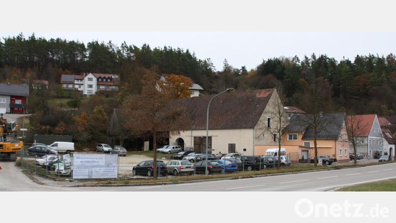 Im Zentrum von Vilshofen soll ein den Ort prägendes Wohn- und Geschäftshaus mit Gaststätte, Beherbergungsbetrieb, Dorfladen, Produktionsstätte und Wohnung errichtet werden. Bild: sam