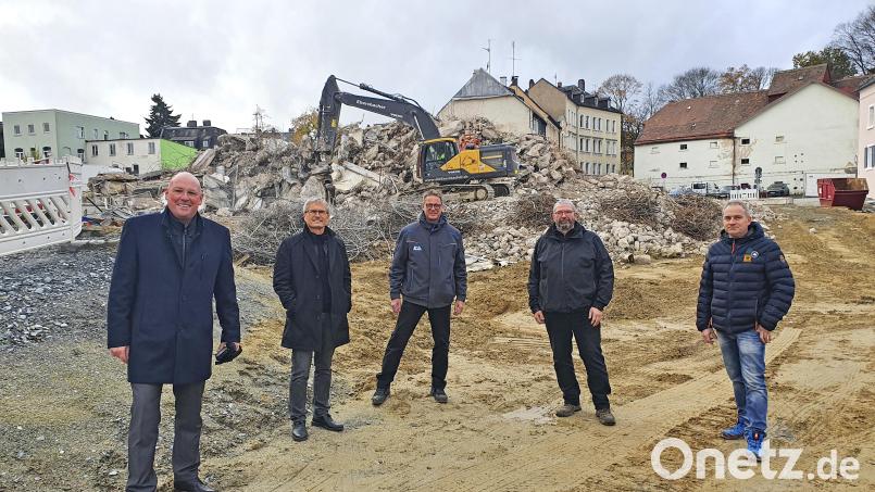 Bald ist das Winkel-Parkhaus in Marktredwitz endgültig Geschichte. Bis im Frühjahr 2022 hier neu gebaut wird, gibt es zahlreiche Parkplätze mitten im Zentrum. Darüber freuen sich (von links) Oberbürgermeister Oliver Weigel, Architekt Thomas Sticht, Projektleiter Alexander Rieß, Roland Heberl von &quot;Rupp.bodenschutz&quot; und Daniel Pabel von der Erd- und Tiefbau GmbH Ebersbach. Bild: Biczysko/fph