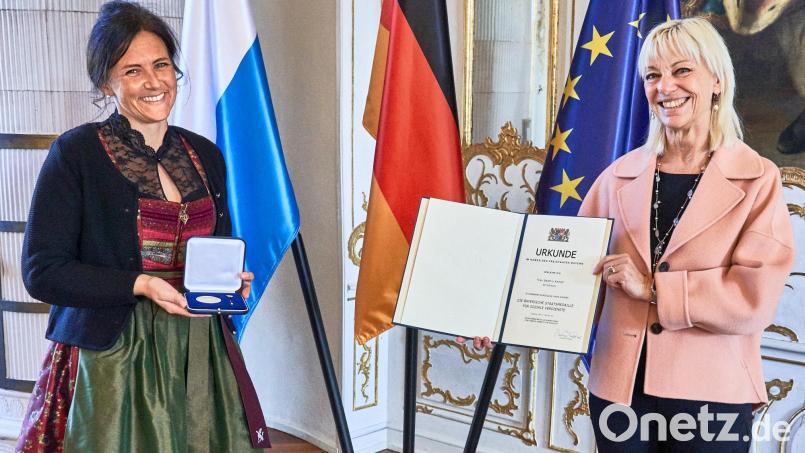 Im Festsaal der Augsburger Residenz überreichte Ministerin Carolina Trautner (rechts) an Beatrix Kempf die Staatsmedaille für soziale Verdienste. Bild: Gert Krautbauer/Stmas/exb