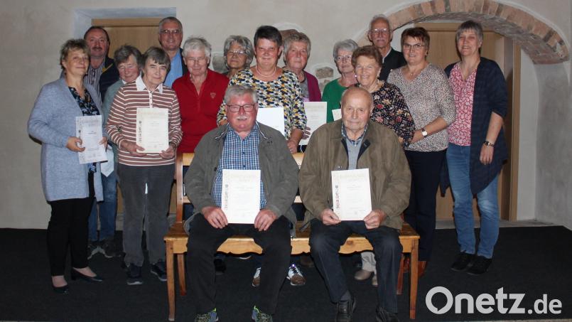 Zahlreiche Mitglieder wurden für ihre langjährige Treue zum Obst- und Gartenbauverein Hohentreswitz ausgezeichnet. Bild: OGV Hohentreswitz/exb