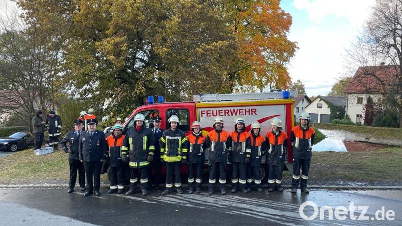 Insgesamt 21 Aktive der Feuerwehr Griesbach unterzogen sich der Leistungsprüfung im Löscheinsatz. Im Bild eine der Gruppen (von links): KBM Roland Frank, KBM Harald Würner, Jörg Haberkorn, Zweiter Kommandant Manfred Scharnagl, KBM Wolfgang Fischer, Erster Kommandant David Riedl, Annalena Rubenbauer, Tobias Schön, Martin Schöner, Linda Kolb, Lena Zant und Sebastian Hecht. Bild: Feuerwehr Griesbach/exb