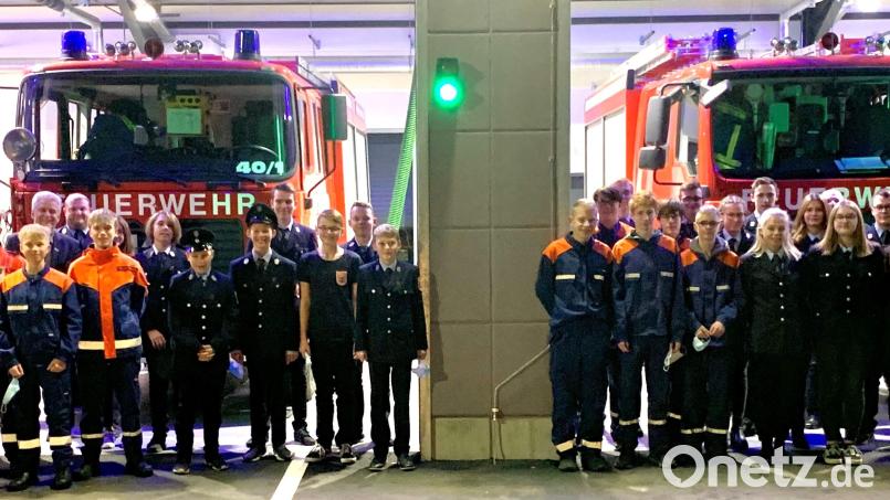 Die 29 Feuerwehranwärter stellen sich nach dem Wissenstest zum Erinnerungsbild auf. Bild: omu