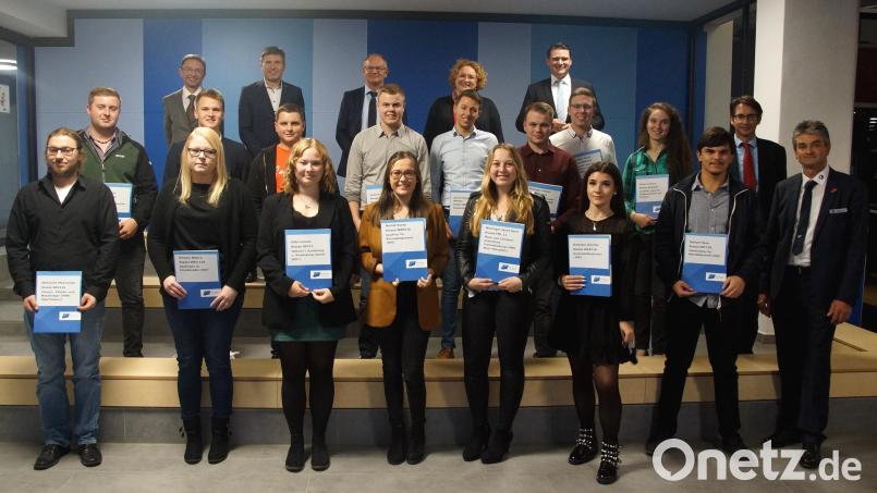 Zahlreiche Ehrengäste gratulierten den besten Absolventen am Beruflichen Schulzentrum zu ihren hervorragenden Leistungen. Bild: Marcus Trepesch/exb