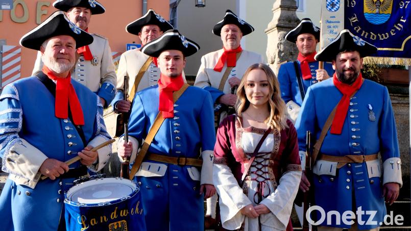 Die einzige historische Gruppe im Markt, die Flosser Landwehr, verstärkt sich für das Jubiläumsjahr 2023. Von links: Tambour Reinhold Lehner, Gardist Simon Meierhöfer, Marketenderin Julia Bäuml und Gardist Roland Gmeiner. Zweite Reihe, von links: Kommandant Franz Schmidt, Leutnant Willy Hirsch, Oberleutnant Manfred Bäuml und Standartenträger Simon Schaller. Bild: le