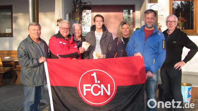 Daniel Zupfer (Mitte) freute sich über eine Spende der Schimmel AG und der Clubfreunde von je 150 Euro für seinen Einsatz der Nächstenliebe. Bild: sei