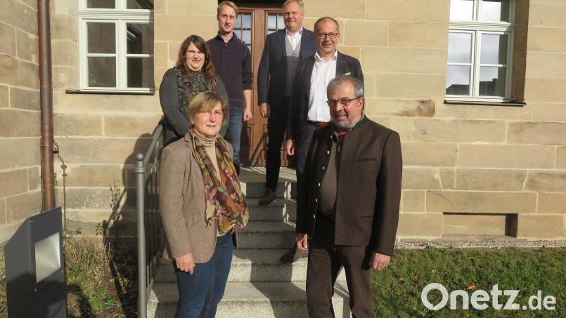 Reinhard Herr, Reinhard Hermann (hinten von rechts), Bürgermeister Roman Schäffler und Angelika Kaufmann (zweite Reihe von rechts) wünschten dem scheidenden Stadtförster Klaus Ferber und seiner Frau Ulrike (vorne) alles Gute für den Ruhestand. Bild: jzk