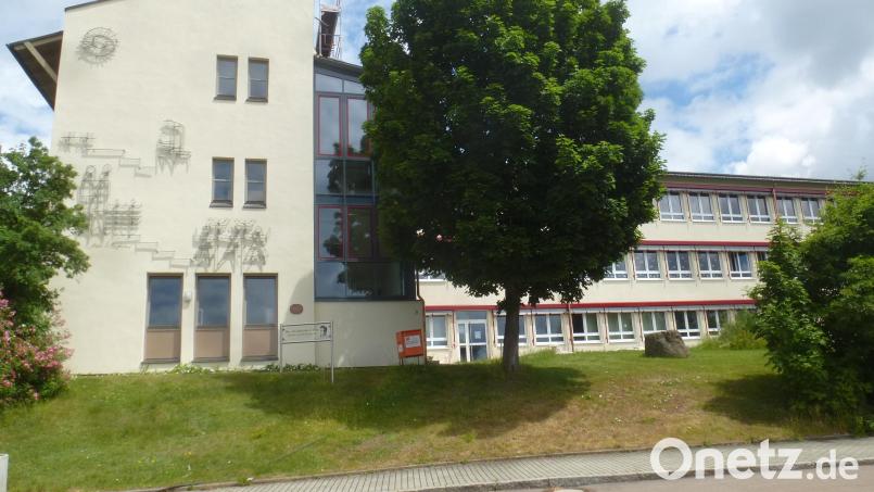 Die Sanierung der Schule hat sich verzögert. Bürgermeister Maximilian Beer informierte den Marktrat, dass inzwischen der Probebetrieb der Heizung läuft. Bild: mad
