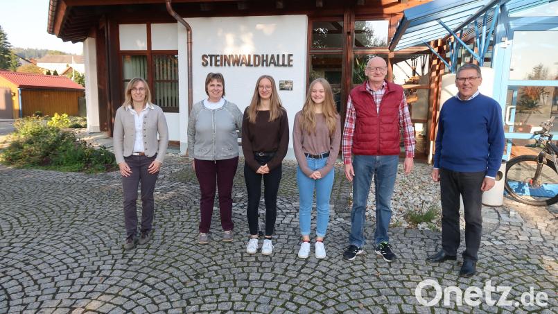Bürgermeister Oskar Schuster (rechts) sowie Tourist-Info-Leiterin Melanie Höfer und Quartiergeberin Klaudia Tretter (von links) würdigten bei einer Feierstunde den 20. Urlaub der Familie Blume. Bild: bsc