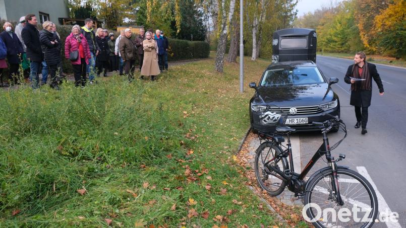 CSU-Ortstermin an der Köferinger Straße zum Bau von Radwegen. Fraktionsvorsitzender Matthias Schöberl (unten rechts) erläuterte den Anwohnern den Planungsvorschlag der Bauverwaltung. Vorgebrachte Alternativwünsche zum Bau eines kombinierten Geh- und Radwegs werde man überprüfen, sicherte Schöberl zu. Bild: usc