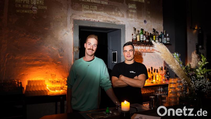 &quot;Pioniere&quot;: Hannes Lautenschlager (rechts) und sein Geschäftspartner Dustin Franke in ihrer Cocktailbar &quot;Stück&quot; in Berlin-Kreuzberg. Bild: Christoph Soeder/dpa