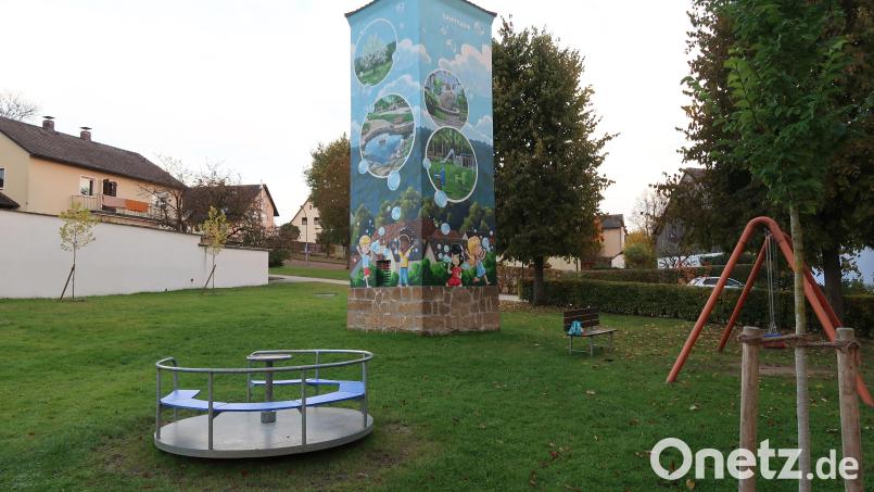 Die künstlerisch gestaltete Trafostation in Freihung. Bild: rab