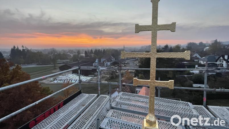 Das erneuerte Turmkreuz der Gustav-Adolf-Gedächtnis-Kirche in Hirschau strahlt wieder in goldenem Glanz. Bild: wku