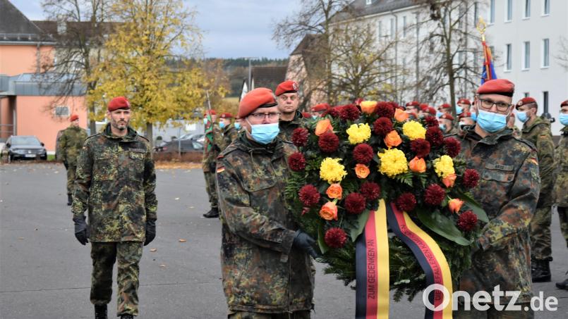 Kommandeur Oberstleutnant Wallschuß (links) und Brigadegeneral Michael Podzus (Mitte hinterm Kranz) legten gemeinsam einen Kranz nieder. Bild: Mario Hönig/exb