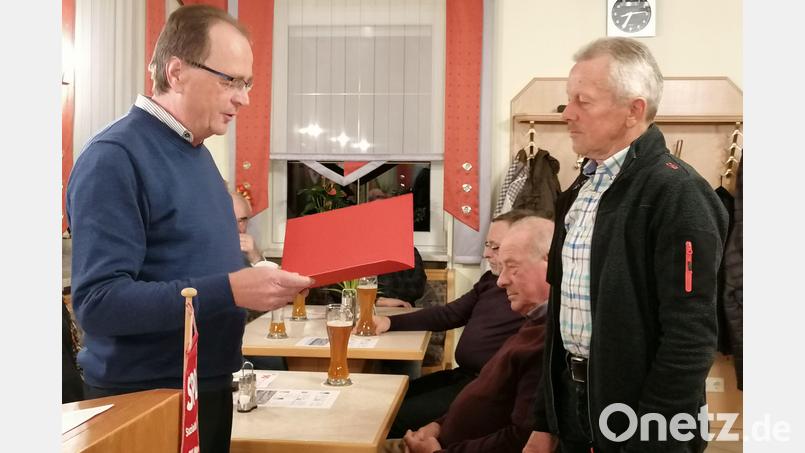 Vorsitzender Robert König (links) und Oswald Geisler bei der Übergabe der Ehrenurkunde. Bild: den