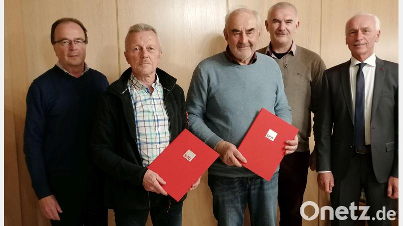 Vorsitzender Robert König (links) sowie Bürgermeister Peter König (von rechts) und Uli Roth dankten den langjährigen Gemeinderatsmitgliedern Oswald Geisler und Hans Englmann (Zweiter und Dritter von links) Bild: den