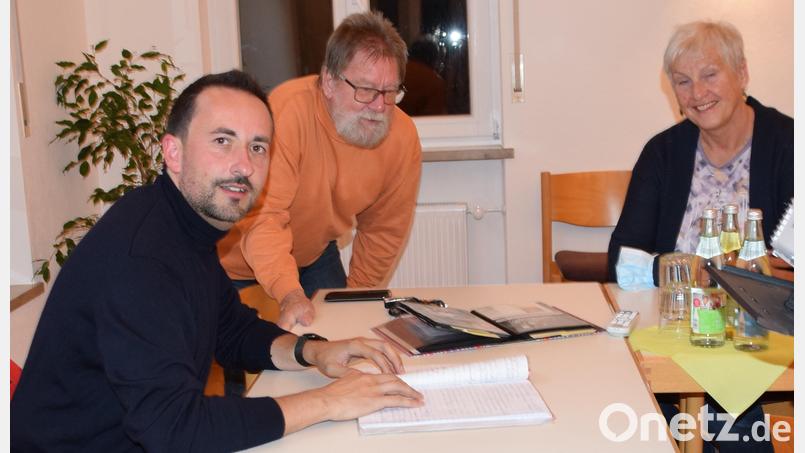 Pfarrer Stefan Fischer mit Ulrich Gerlach und Ingrid Schlosser beim dritten Vorbereitungstreffen zur Kirchenchronik. Bild: wku