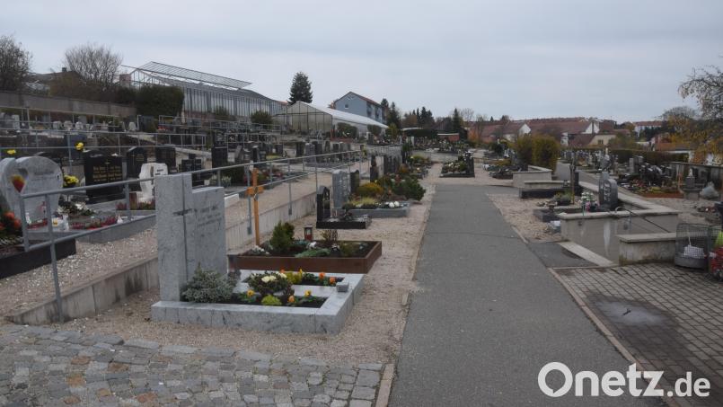 Die Stadt Neustadt lehnt sich mit den Gebühren für ihren Teil des Friedhofs an die Sätze des kirchlichen Teils an. Bild: fz