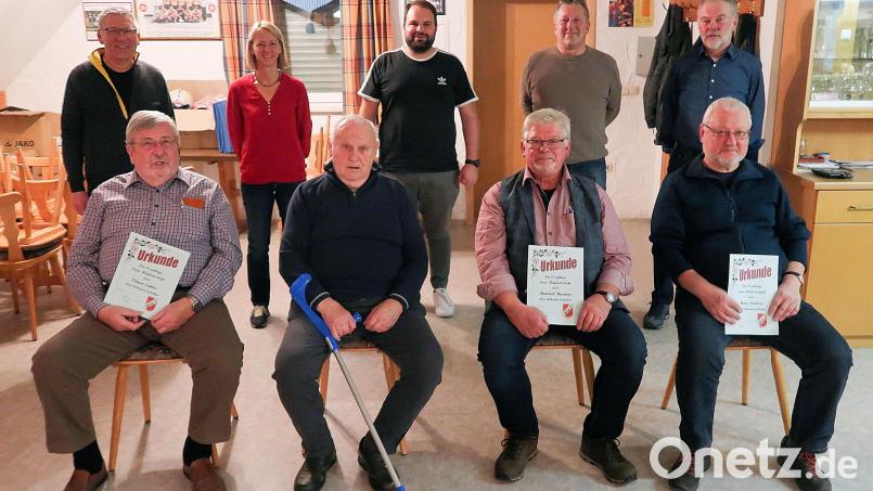 Otmar Zeitler, Albert Wendl, Heinrich Brunner und Heinz Störtzer (vorne, von links) gehören seit zehn Jahren dem Förderverein des TSV Friedenfels an. Bürgermeister Oskar Schuster (hinten, links) und der Vorsitzende des TSV-Hauptvereins, Johannes Härtl (hinten, Mitte) gratulierten den Jubilaren sowie dem wiedergewählten Vorstand mit Alexandra Kaßeckert, Karl Trottmann und Bernhard Schultes (hinten, von links). Bild: bsc