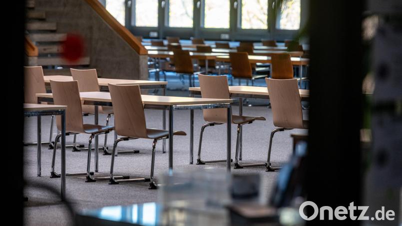 So sah es drei Semester lang in den Lesesälen der Uni Regensburg aus. Leere Stühle in den Bibliotheken. Die Coronapandemie hat auch die jungen Menschen aus Amberg und Amberg-Sulzbach schwer getroffen. Bild: Armin Weigel/dpa