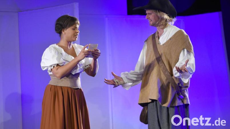Mit &quot;Cyrano de Bergerac“&quot; (im Bild: Mona Fischer und Johannes Lukas) und „Werkstatt der Schmetterlinge“ schließt das Landestheater Oberpfalz den Kulturherbst ab. Für die beiden Aufführungen gelten neue Corona-Regeln. Bild: Tobias Schwarzmeier