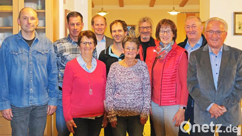 Der neue Vorstand des RV Concordia setzt sich zusammen aus (von links) Günter Luber, Horst Wildenauer, Christa Pösl, Konrad Kiener, Alexander Bauer, Rosi Werner, Josef Käsbauer, Anita Wiesent und Josef Wiesent. Anton Pösl (rechts) wurde zum Ehrenvorsitzenden ernannt. Bild: twi