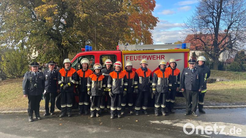 Insgesamt 21 Aktive der Feuerwehr Griesbach unterzogen sich der Leistungsprüfung im Löscheinsatz. Im Bild eine der Gruppen (von links): KBM Roland Frank, KBM Wolfgang Fischer, Adalbert Sporrer, Robert Werner, Karin Werner, Erster Kommandant David Riedl, Stefan Wurm, Günter Gradl, Thomas Gradl, Tobias Schön, Alfons Kreuzer, KBM Harald Würner und Zweiter Kommandant Manfred Scharnagl. Bild: Feuerwehr Griesbach/exb