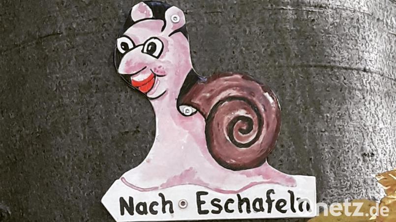 Leiten künftig den Weg von Achtel nach Eschenfelden. Holzwegweiser mit kreativen Bildern von Hobbykünstler Karlheinz „Schneck“ Neidel. Bild: lei