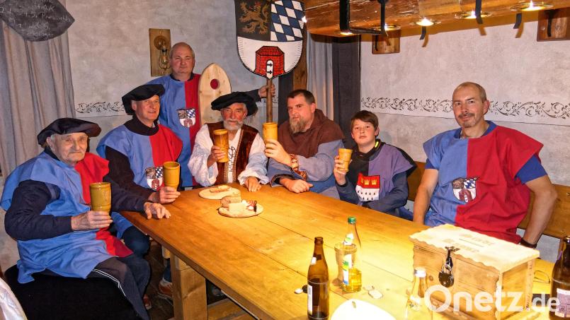 Die Stadtwache Kemnath traf sich wieder in der Turmstube beim Kirchturm zum „Wohlgemuten Beysammenseyn“. Bild: hrö