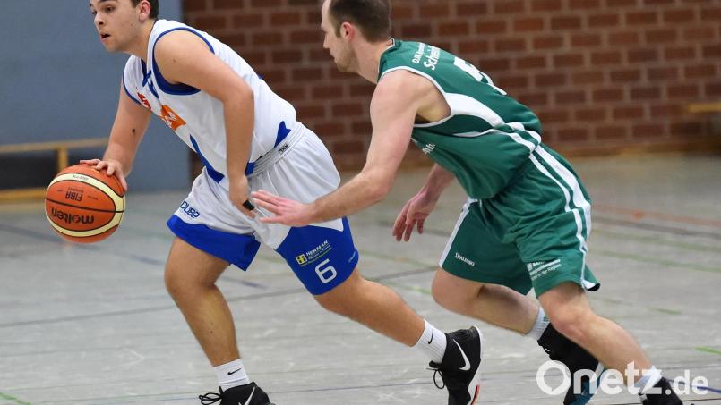 Ein Duell auf das es ankommen wird: Jonathan Pausch (links) gegen den erfahrenen Pointguard des Spitzenreiters Schweinfurt Benedikt Weber. Bild: af