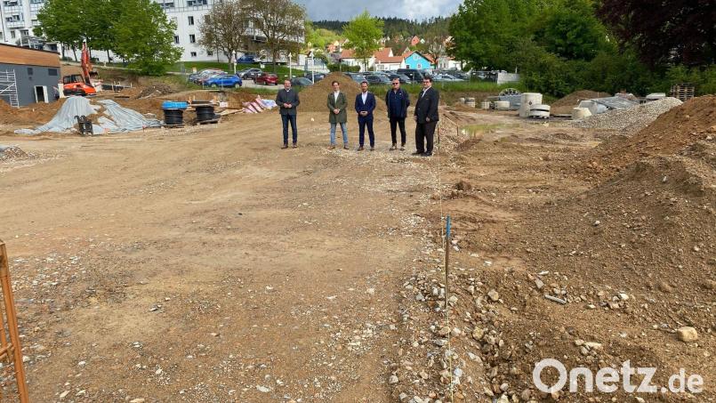 Neben dem Rewe-Markt baut Ratisbona einen Bürotrakt für die Baywa. Er entsteht auf der Fläche im rechten Teil des Bildes. Bild: Wilhelm Amann