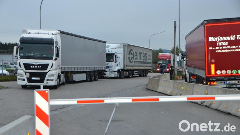 Auf dem Autohof in Waidhaus kommt es immer wieder zu verheerenden Zuständen. Die Schranke des Zollamts schließt viel zu früh, meint Verag-Unternehmer Johann Luxbauer. Bild: dob