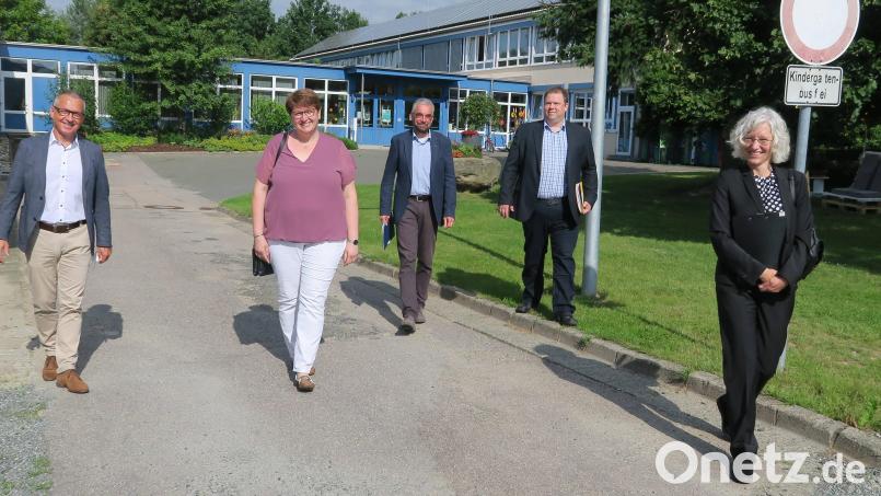 Die beiden Bürgermeister Richard Brunner und Anita Forster (von links) begleiteten die Jurymitglieder Marion Jäger, Tobias Appl und Axel Koch (von rechts) durch den Ortskern von Dieterskirchen. Bild: Hirsch