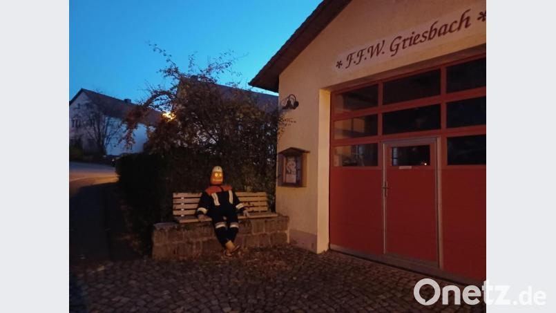 Ein „Halloween-Schreck“ am Feuerwehrhaus. Bild: Manfred Scharnagl/exb