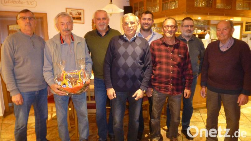 Abschied und Neubeginn: Andreas Fellner löst Albert Koppmann als Feldgeschworenen ab (von links). Mit im Bild Bürgermeister Ludwig Biller, Obmann Herbert Wölfl sowie die Feldgeschworenen Christian Witt, Roland Geyer, Johann Kneidl, Josef Lobenhofer. Bild: bk