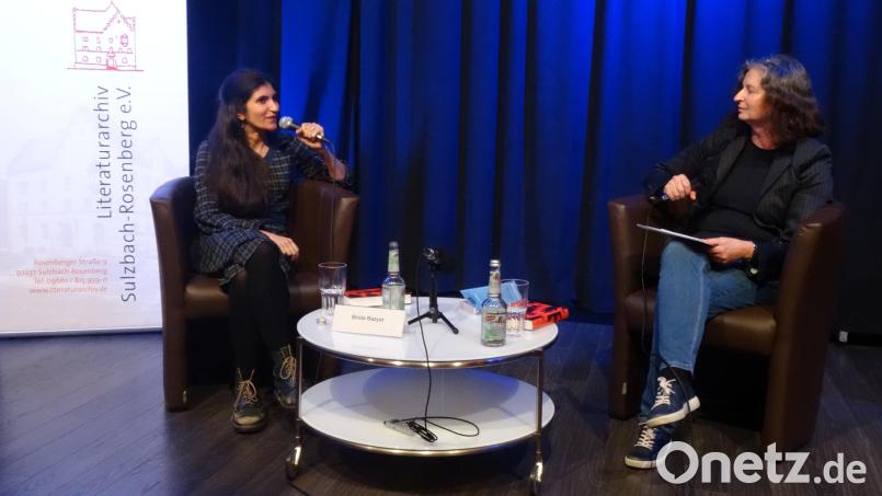 Patrizia Preuss (rechts) spricht mit der Schriftstellerin Shida Bazyar über deren neues Buch &quot;Drei Kameradinnen&quot;. Bild: hka