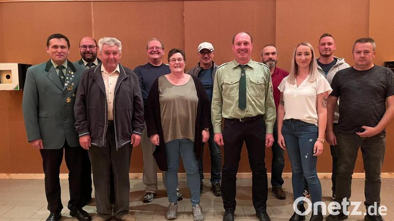 Die neue Vorstandschaft der Bärnauer Schützen (von links): Beisitzer Roland Herrmann, Kassier Martin Zandt, Beisitzer Helmut Weiß, Rüstmeister Klaus Bäuml, Zweite Vorsitzende Silvia Gruber, Beisitzer Bernd Lübbe, Vorsitzender Peter Riedl, Sport- und Jugendleiter Max Ulrich, Schriftführerin Luisa Hecht, Beisitzer Roman Sechovec und Rüstmeister Helmut Mierzowski. Bild: Schützenverein Tell/exb