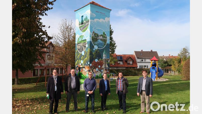 Begeistert von der Verwandlung der Trafostation (von links): Bayernwerk-Kundenbetreuer Markus Windisch, Bürgermeister Uwe König, Bayernwerk-Netzbauleiter Jonas Fehr, Bayernwerk-Leiter Kommunalmanagement André Zorger, Robert Wolfrum vom Bayernwerk und Rathaus-Geschäftsleiter Max Heindl. Bild: rab