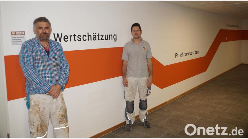 Mit handwerklichem Geschick haben die beiden Landkreis-Maler Richard Staufer (links) und Stefan Daller diese Wand in der Walter-Höllerer-Realschule gestaltet. Bild: zim