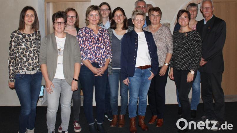 Den neuen Vorstand des Obst- und Gartenbauvereins Hohentreswitz zeigt das Bild. An der Spitze steht weiterhin Christa Irlbacher (Vierte von rechts) als Vorsitzende. Bild: OGV Hohentreswitz/exb