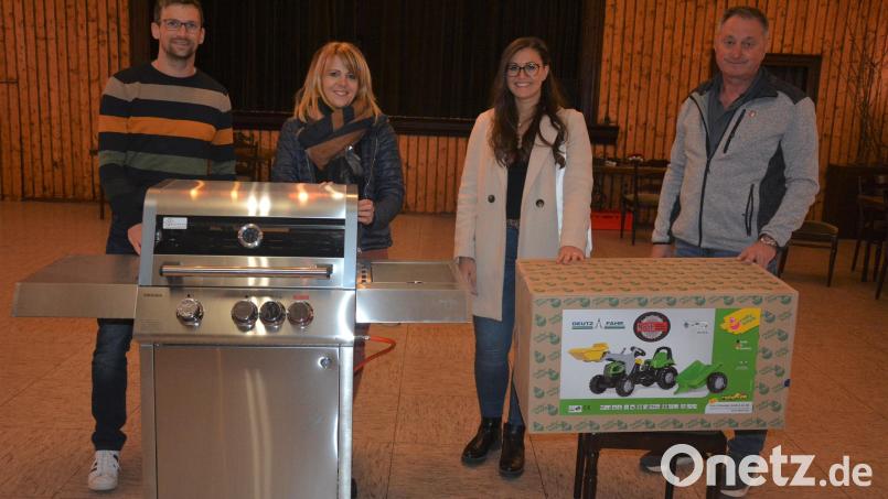 Die &quot;Kopf-hoch&quot;-Vorstandsmitglieder Wolfgang Pötzl, Sabrina Wenisch, Julia Wörner und Edgar Wenisch (von links) präsentieren die zwei Hauptpreise der fünften Weihnachtsverlosung, einen Gasgrill und einen Tretbulldog. Sie hoffen auf eine rege Teilnahme. Bild: jr