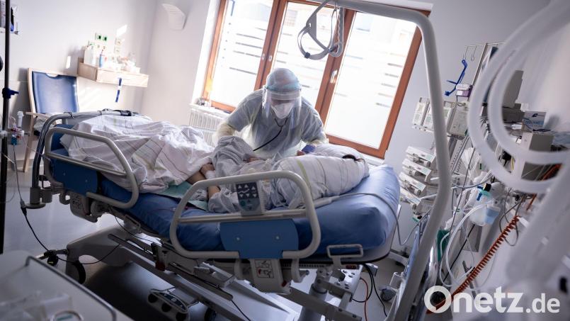 Ein Intensivpfleger arbeitet auf der Intensivstation des Krankenhauses Bethel Berlin an einer an Covid-19 erkrankten Patientin. Archivbild: Kay Nietfeld