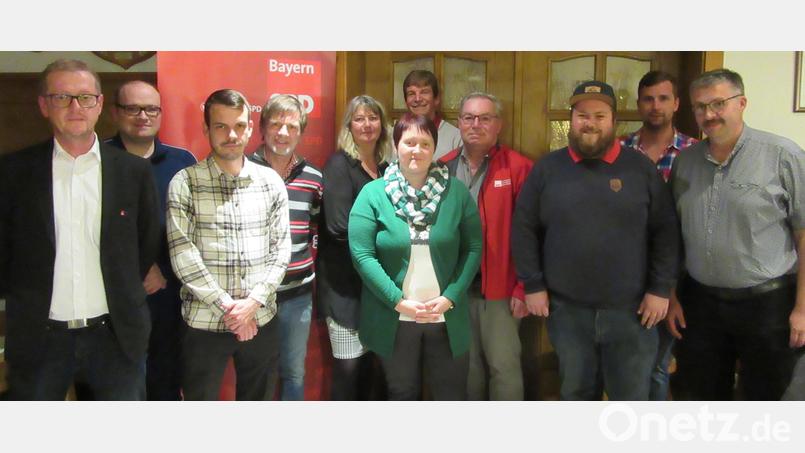 Der SPD-Ortsverein Freudenberg wählt einen neuen Vorstand (von links): Vorsitzender Andreas Koch, Thomas Hirn, Patrick Reng, Gerhard Dotzler, Kristin Stauber, Elisabeth Strobl, stellvertretender Landrat Michael Rischke, Bernhard Wallner, Georg Binner, Markus Schäffer, Franz Bruckschlegl. Bild: koa