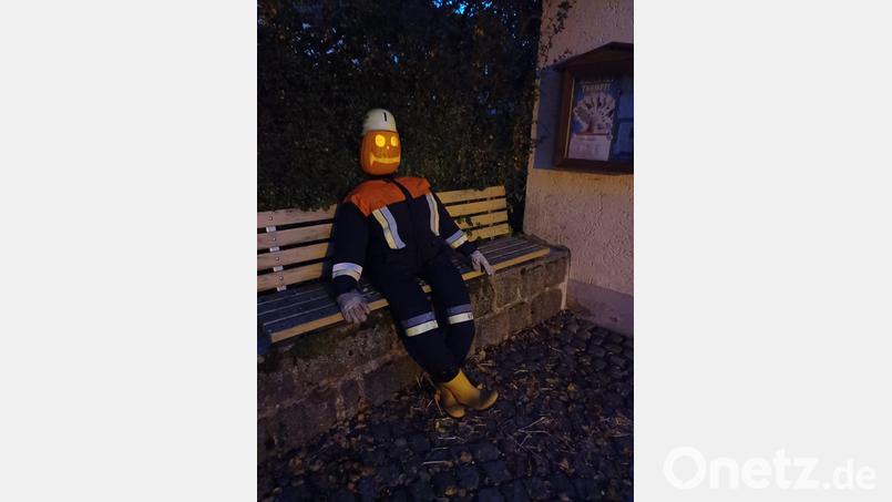 Ein „Halloween-Schreck“ am Feuerwehrhaus. Bild: Manfred Scharnagl/exb