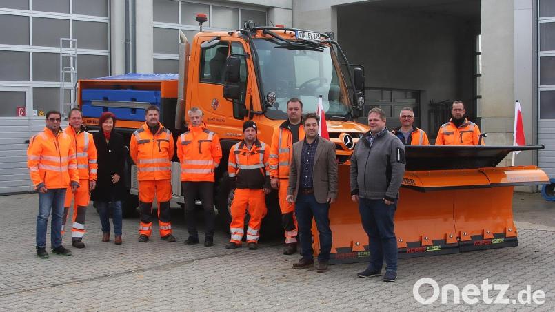 Das neue Fahrzeug wurde vom Gebietsvertreter der Firma Beutlhauser, Rainer Macht (rechts), vorgestellt. Links daneben Zweiter Bürgermeister Michael Dutz. Weiter im Bild Bauhofleiter Michael Klarner (links), Sandra Koos von der Sparkasse Oberpfalz Nord (Dritte von links) und ein Teil der Mitarbeiter des Bauhofs Wiesau. Bild: wro