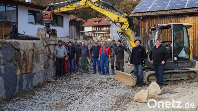 Die Feuerwehr Thanstein-Berg packt bei den Bauarbeiten tatkräftig an. Dabei wird sie auch von Andreas Lößl (rechts) unterstützt. Bürgermeister Walter Schauer (Zweiter von rechts) freut sich über das Engagement der Helfer. Bild: rkp