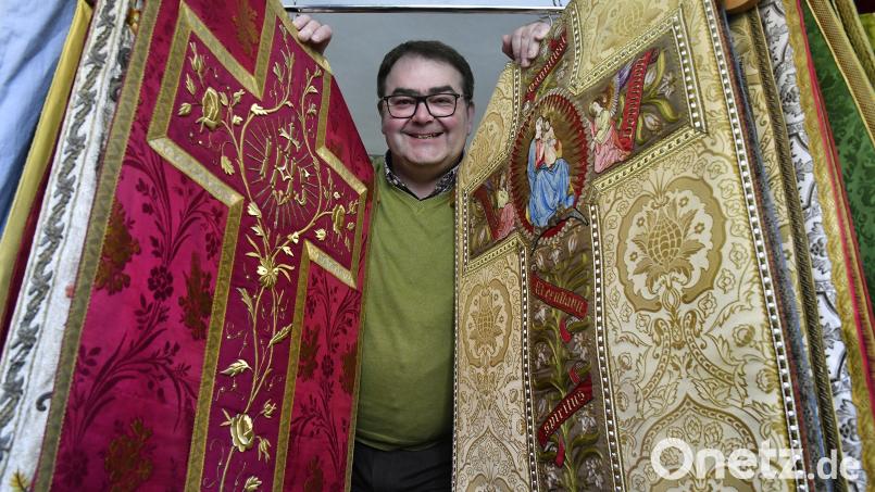 Der neue Sulzbacher Stadtpfarrer Herbert Mader ist ein begeisterter Sammler von barocken Messgewändern. Bild: Petra Hartl