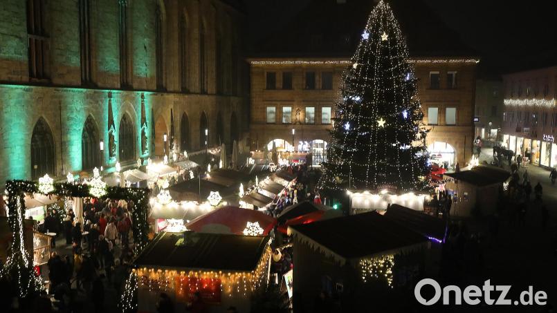 Der Christbaum auf dem Amberger Marktplatz ist zentraler Mittelpunkt des Amberger Weihnachtsmarktes. Ab Montag, 8. November, wird heuer dafür eine Blaufichte angeliefert. Bild: Wolfgang Steinbacher