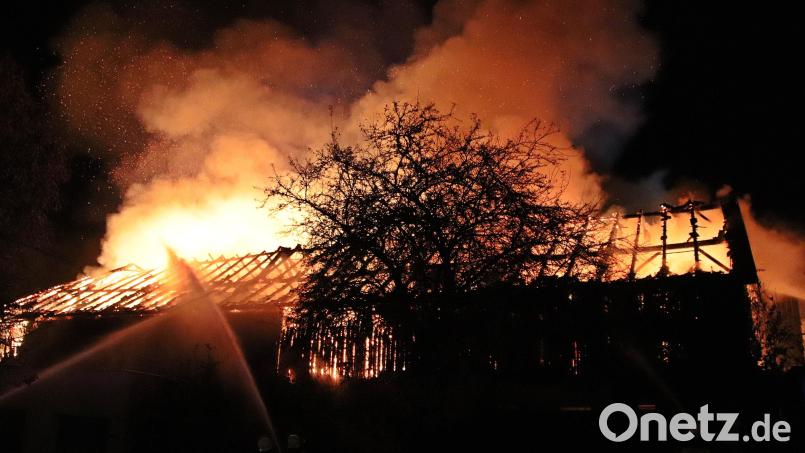 Beim Eintreffen der Feuerwehren stehen die Ställe schon lichterloh in Flammen. Bild: jma
