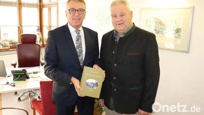 Bürgermeister Franz Stahl (links) erhielt von Eberhard Polland für das Archiv der Stadt eine Ausgabe seines aktuellen Buches. Bild: Stadt Tirschenreuth/exb